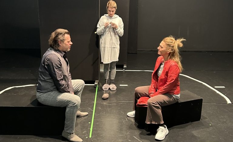 Kompliment für Katharina Dalichau, Caroline M. Hochfelner und Boris Schumm. <span class="copyright"> theater kosmos</span>