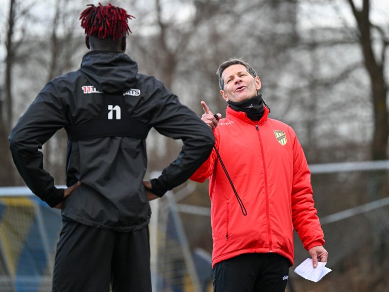 Yadaly Diaby und Andreas Heraf verstehen sich. Auch weil der Coach des Französischen mächtig ist. Eine Überraschung für die Spieler der Austria. gepa