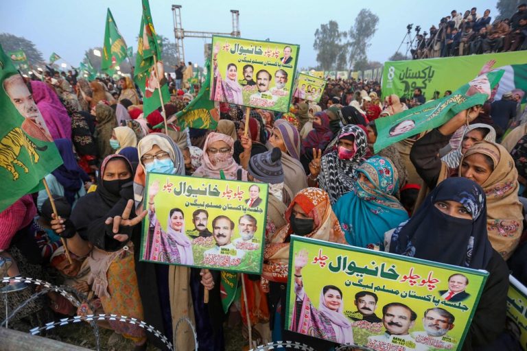 Anhänger der Pakistan Muslim League Nawaz nehmen an einer Wahlkampfveranstaltung in Khanewal in der Provinz Punjab teil. AFP