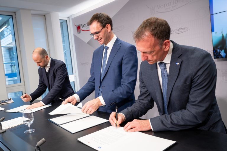 Bündnis für Beschäftigung: Am Mittwoch unterzeichneten LR Marco Tittler, LH Markus Wallner und AMS-GF Bernhard Bereuter ihr Arbeitsmarkt-Paket. <span class="copyright">VLK/Serra</span>