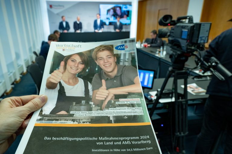 Damit die Beschäftigung im Land auch in schwieriger Zeit hoch bleibt: AMS und Land präsentierten ihr gemeinsames Arbeitsprogramm in Sachen Arbeitsmarkt. <span class="copyright">VLK/Serra</span>