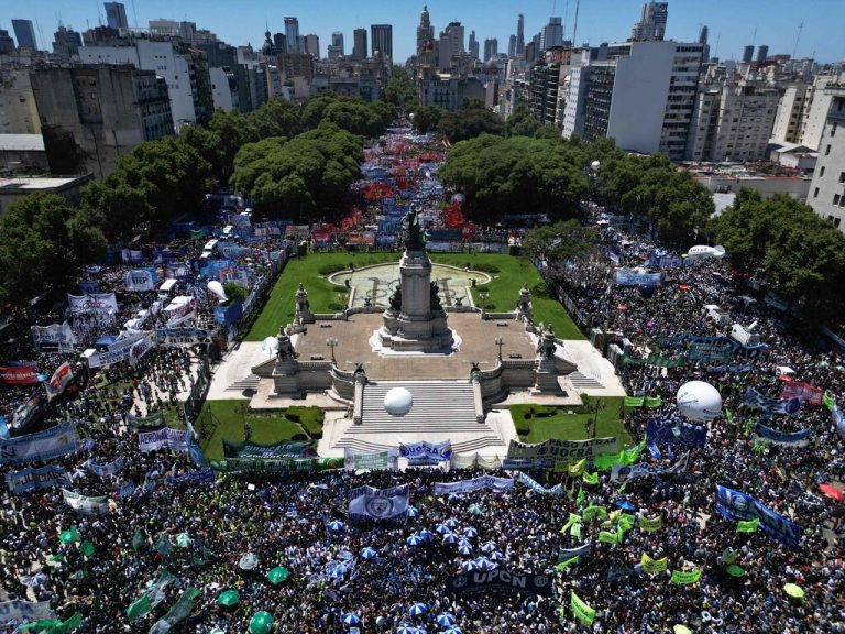 Argentinien wird von einem landesweiten Generalstreik gegen die Regierung von Javier Milei lahm­gelegt. In der Innenstadt von Buenos Aires versammelten sich Hunderttausende Menschen. AFP