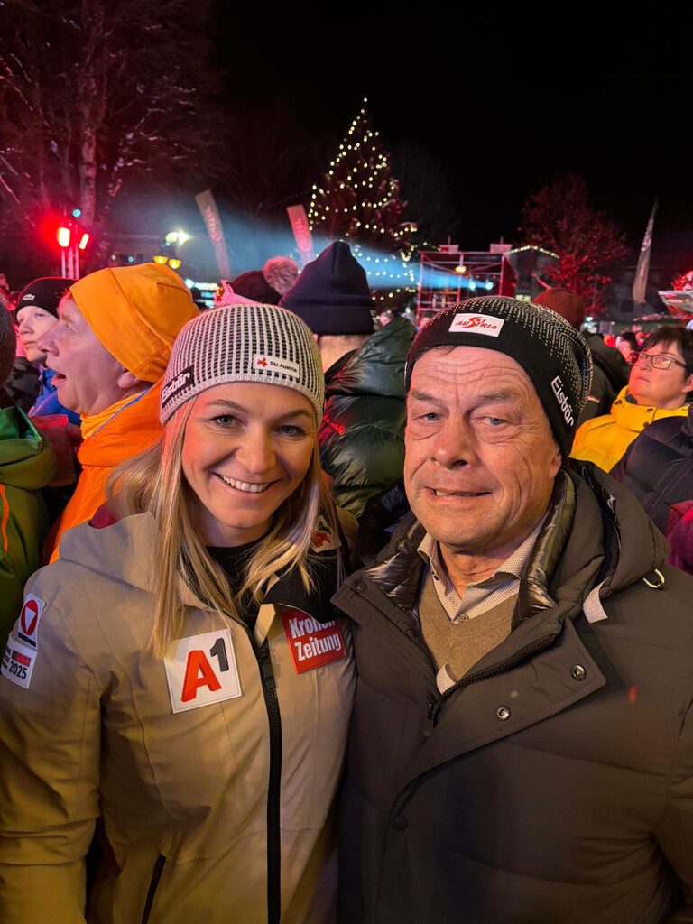 Ariane Rädler durfte sich nach Platz sechs im Super G und Rang sieben in der Abfahrt gemeinsam mit Vater Reinhold über ein tolles Wochenende freuen. privat
