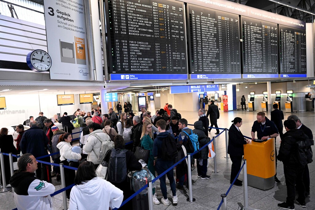 Flugausfälle, geschlossene Schulen und Verkehrschaos in Deutschland