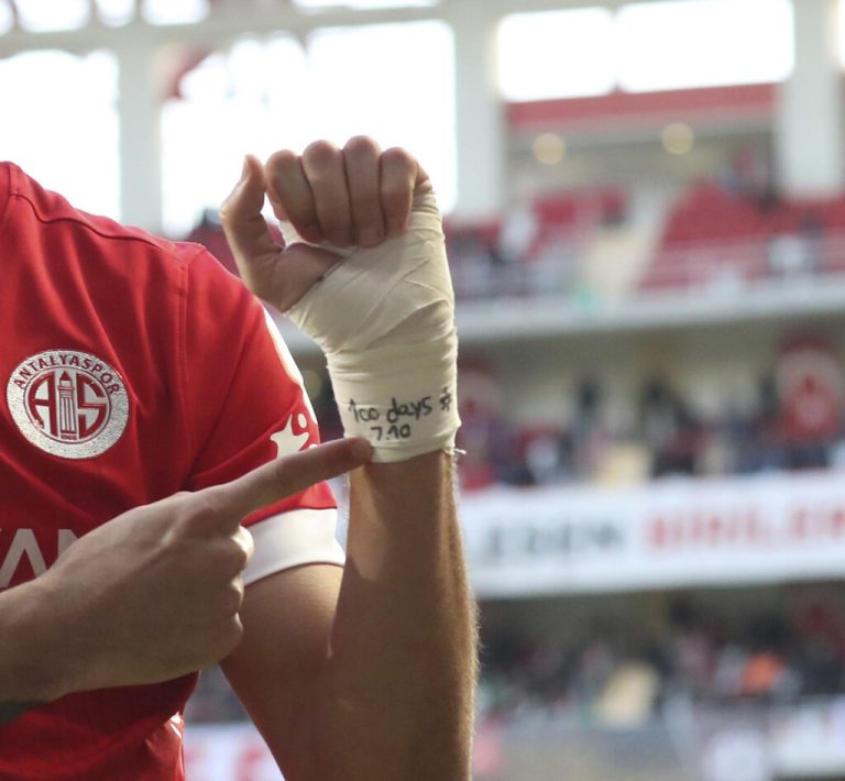 Auf der Bandage stand 