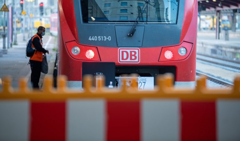 <p class="caption">Bei den beiden bisherigen Streikrunden fuhren rund 80 Prozent der Fernzüge nicht. Auch der Regionalverkehr war betroffen. <span class="media-container dcx_media_rtab" data-dcx_media_config="{}" data-dcx_media_type="rtab"> </span><span class="marker"><span class="copyright">DPA</span></span></p>