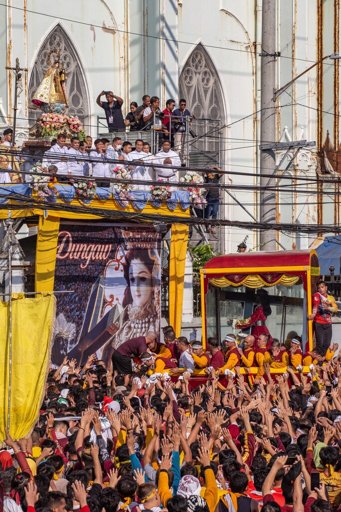 Bei einem der größten religiösen Feste der Welt sind auf den Philippinen mehr als 1,6 Millionen Christen barfuß durch Manila gezogen. AFP