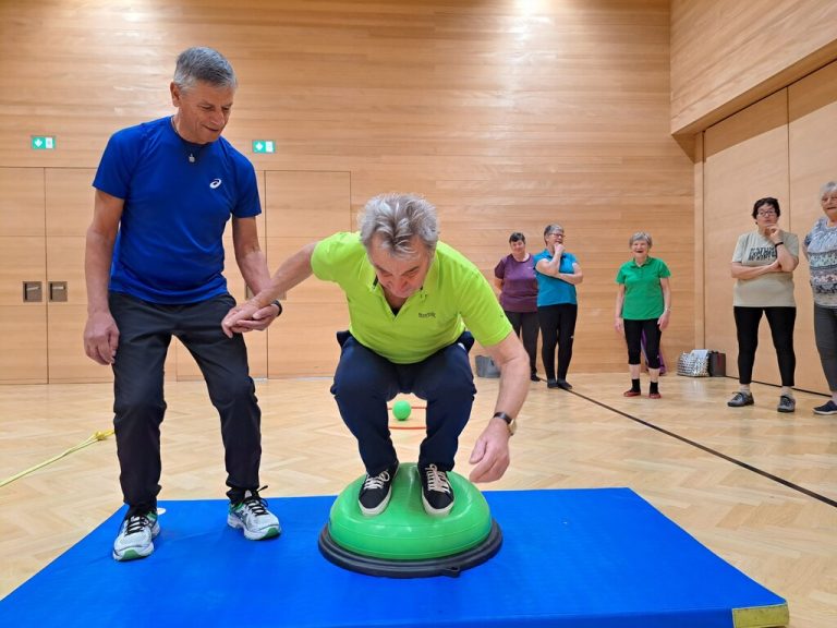 Beim Abschlusskurs des Roten Kreuzes „Bewegung bis ins Alter“ probten die SeniorInnen Buch ihre Gelenkigkeit.50plus Buch