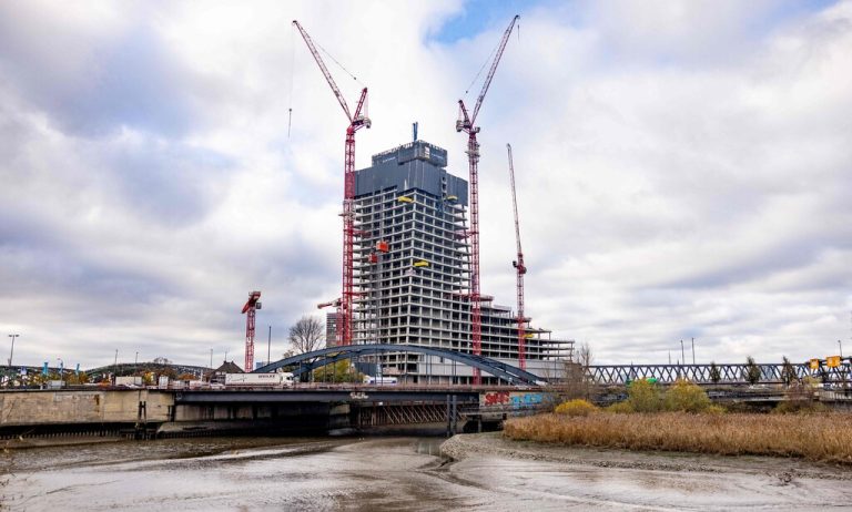 Beim Elbtower in Hamburg etwa werden weitere Finanzmittel benötigt. afp