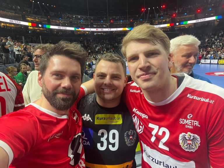 Björn Tyrner und Philipp Lunardon mit Österreichs Spielmacher Lukas Hutecek.