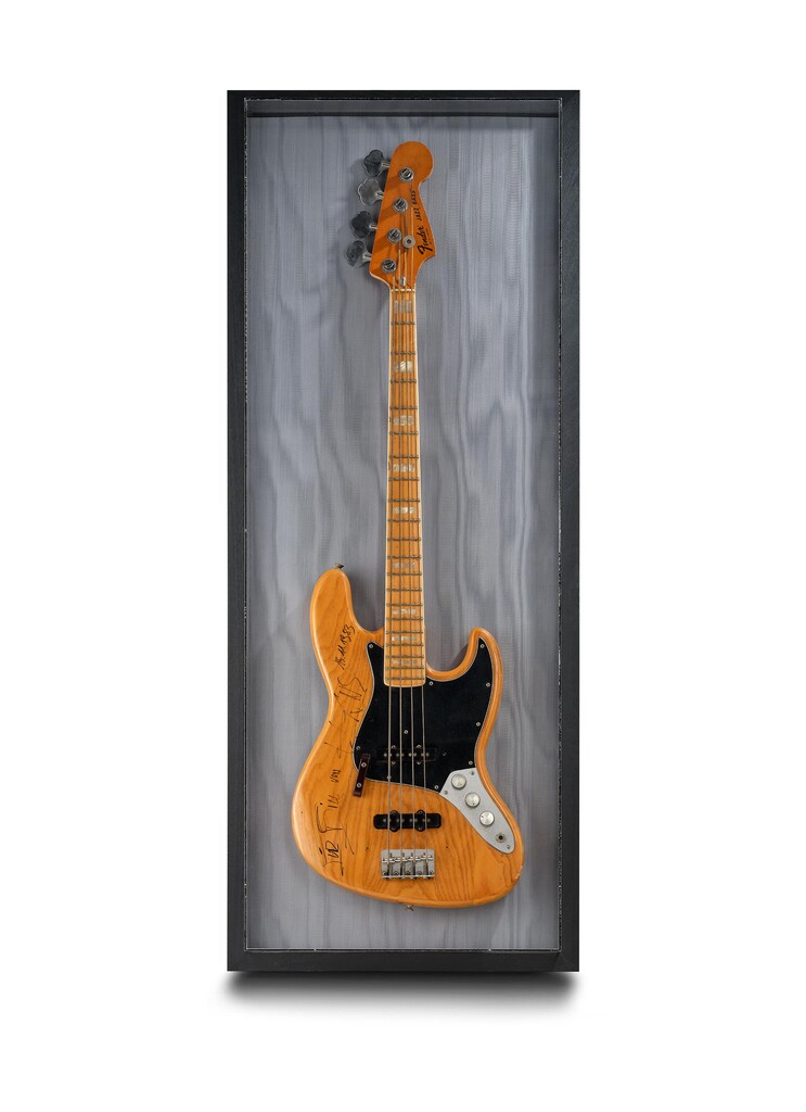 Das Dorotheum versteigert den ersten E-Bass von Falco. Er spielte das Instrument bei Auftritten mit der Band Drahdiwaberl. APA/Dorotheum