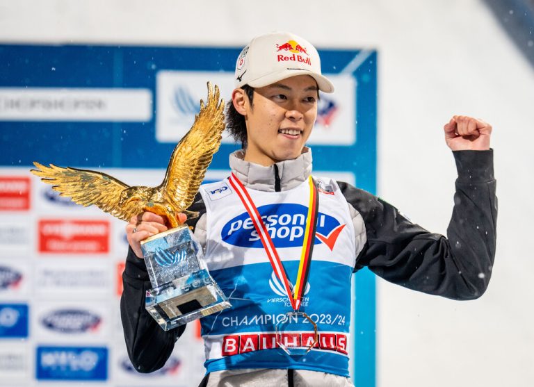 Dem Japaner Ryoyu Kobayashi reichten vier zweite Ränge, um sich zum dritten Mal den „goldenen Adler“ für den Tournee-Gesamtsieg zu sichern.