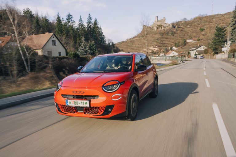 Der Fiat 600e hebt den Look des 500e auf‘s nächste Größen-Level.