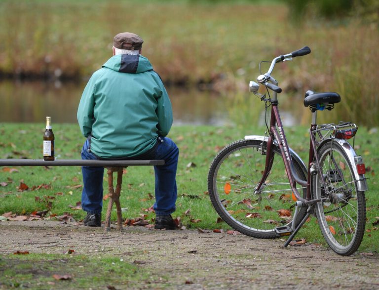 <p class="caption">Vereinsamung und Flucht in Alkohol. Das kann Menschen drohen, die mit dem Abschied vom Arbeitsleben nicht zurechtkommen. Symbolfoto<span class="media-container dcx_media_rtab" data-dcx_media_config="{}" data-dcx_media_type="rtab"> </span><span class="marker">apa</span></p>