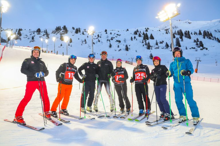 Die ersten Teammitglieder des VN-Raiffeisen-Teams vor der Flexenarena.Steurer/5