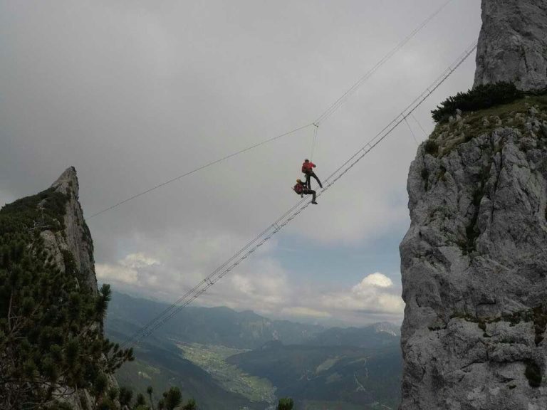 Die Himmelsleiter am Klettersteig Donnerkogel lockt jedes Jahr Tausende an. APA, AFP (2)