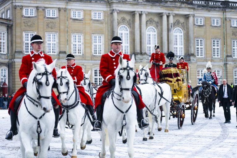 Die Kutschfahrt der Monarchin von ihrer Residenz Schloss Amalienborg durch die Kopenhagener Innenstadt ist eine Tradition. AP