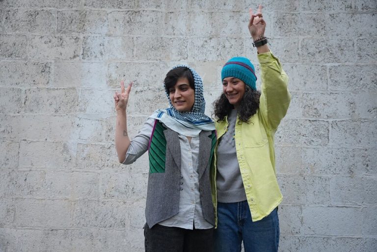 Die preisgekrönten iranischen Journalistinnen Elaheh Mohammadi und Nilufar Hamedi sind auf Kaution freigelassen worden. Sie wurden im Kontext der landesweiten Proteste verurteilt. AFP