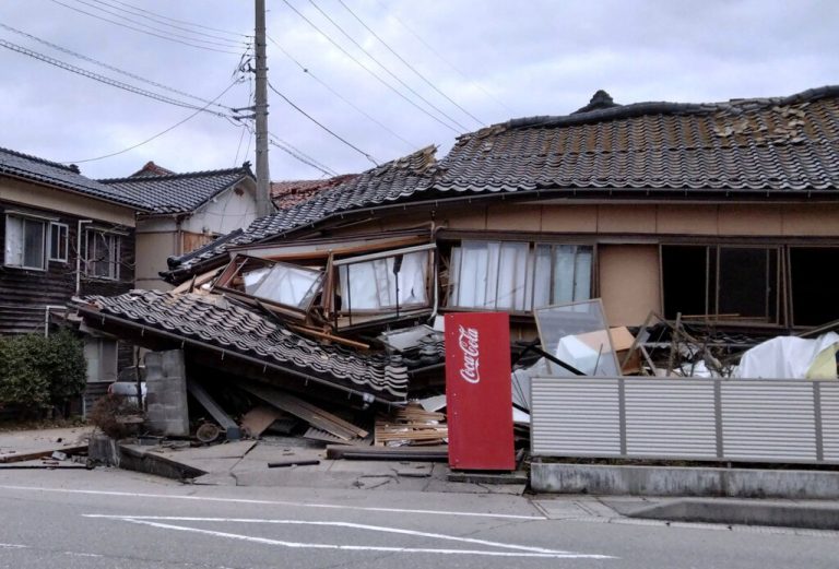 Die starken Erschütterungen rissen Straßen auf und brachten ganze Häuser zum Einsturz. Retter suchen nach Verschütteten. reuters