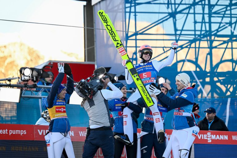 Die Teamkollegen rund um Stefan Kraft (l.) feiern den Innsbruck-Sieger Jan Hörl.gepa