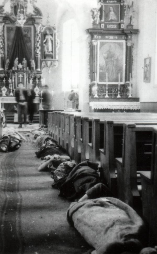 Die Toten der Blonser Lawinen wurden in den Gängen der Kirche aufbewahrt.