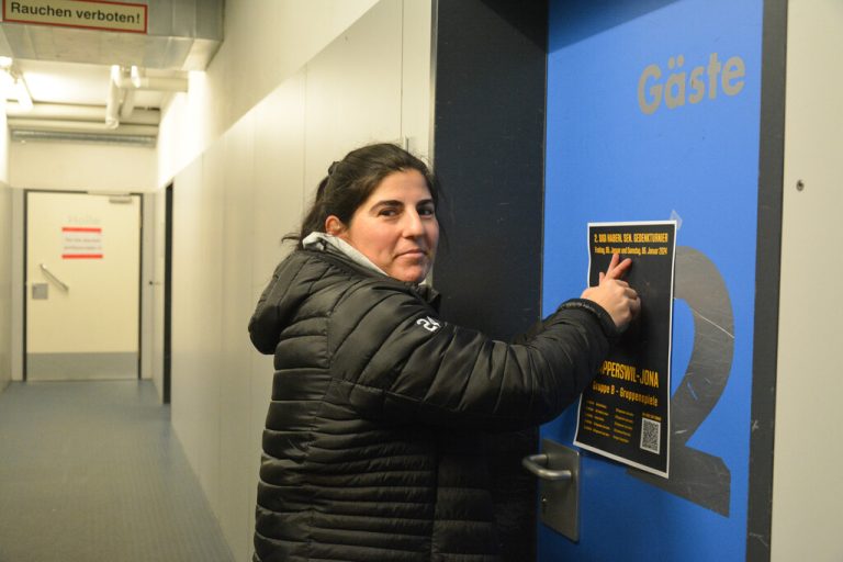 Die Vorbereitungen für das internationale Eishockey-Nachwuchsturnier laufen auf Hochtouren. Birgit Dietrich behält dabei einen kühlen Kopf.