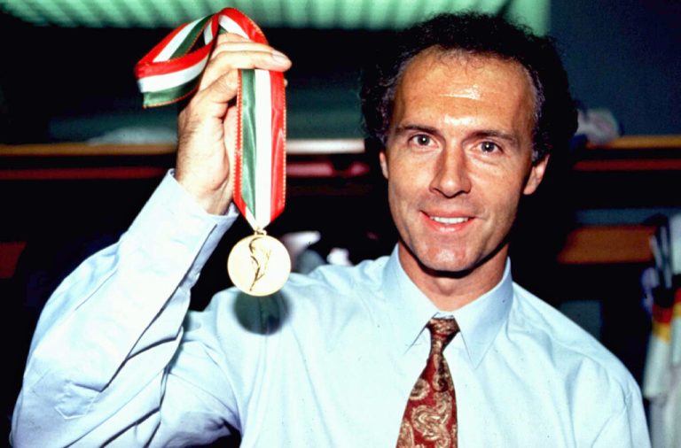 Die WM-Medaille in der Hand, Franz Beckenbauer nach dem Sieg 1990.apa