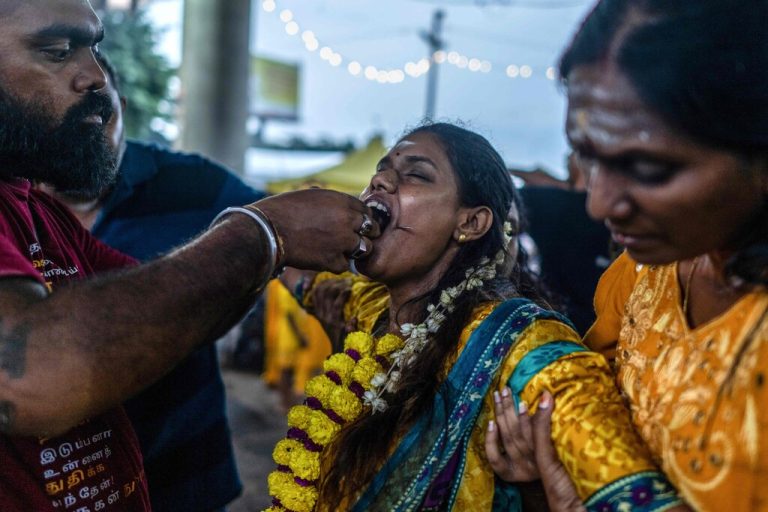 Dieses Bild zeigt eine Hinduistin, deren Zunge mit einem Stahlspieß durchbohrt wird, bevor sie sich auf den Weg zum Thaipusam-Festival in Kuala Lumpur macht. AFP