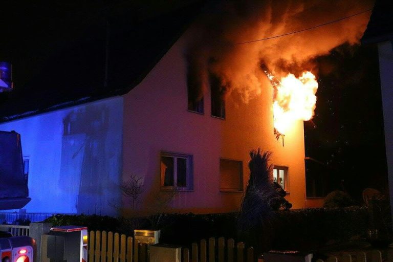 Dramatische Szenen spielten sich in der Nacht auf Montag in einem Einfamilienhaus in Linz ab. apa/Berufsfeuerwehr linz