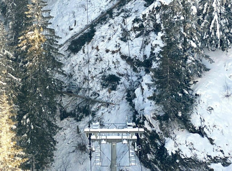 Eine mit vier Personen besetzte Gondel ist am Dienstag, 9. Jänner 2024, bei der Acherkogelbahn im Skigebiet Hochoetz im Tiroler Ötztal abgestürzt. Alle vier Personen darin wurden schwer verletzt. <span class="copyright">APA/BMI/FLUGPOLIZEI</span>