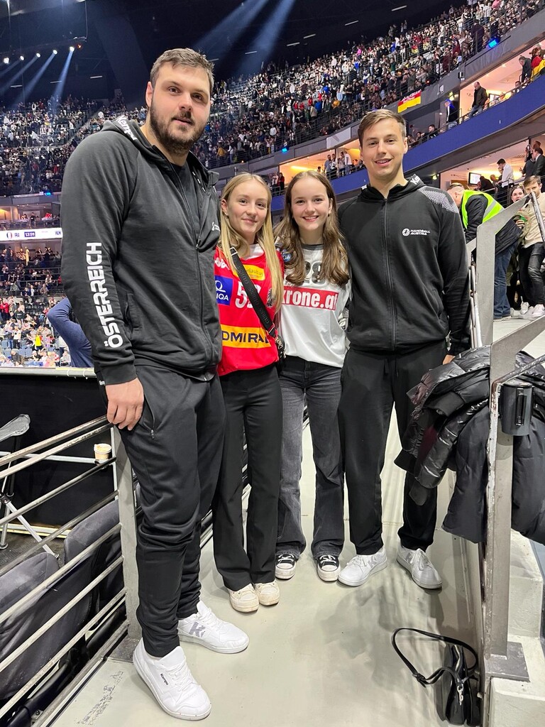 Ein besonderer Moment: Rebecca Schuster (2. v. l.) und Lina Hinteregger mit den ÖHB-Teamspielern und Vereinskollegen Tobi Wagner (l.) und Markus Mahr.Privat