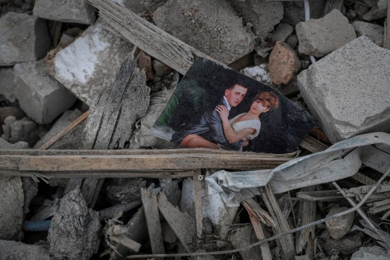 Ein Bild, übrig geblieben nach russischen Luftschlägen in Donezk.Reuters
