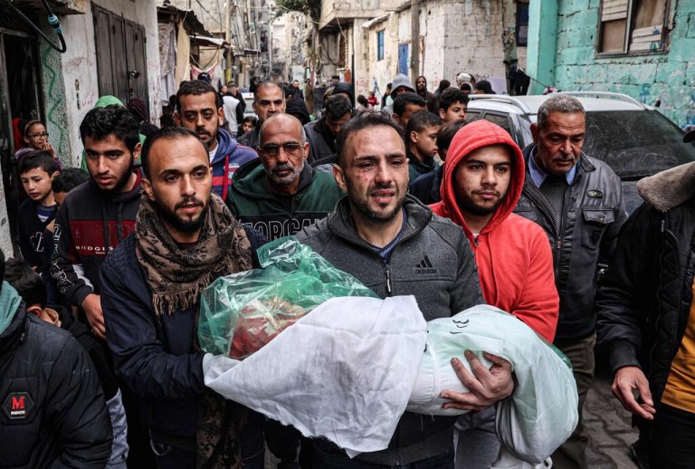 Ein Vater trägt die Leiche seiner Tochter, die während einer israelischen Bombardierung in Rafah getötet wurde, zu einer Trauerfeier. AFP