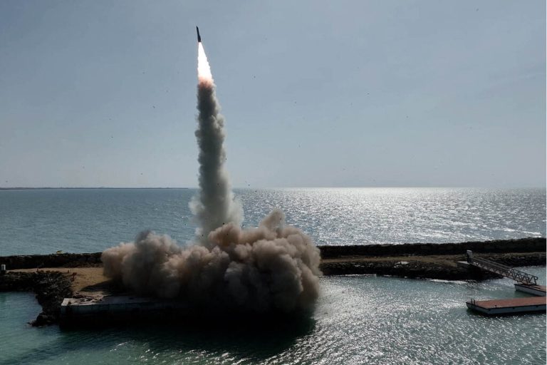 Ein von der iranischen Armee veröffentlichtes Bild zeigt den Abschuss einer Rakete während einer Militärübung im Süden Irans. AFP