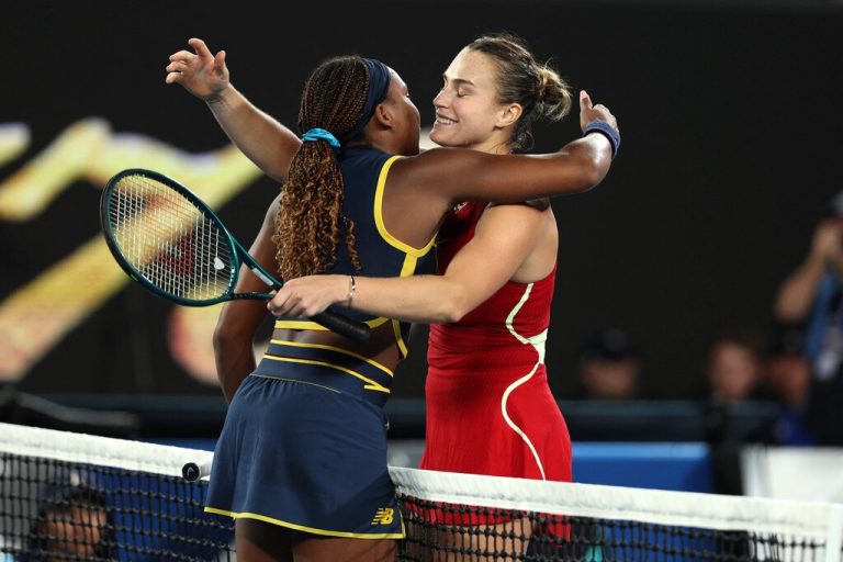 Eine herzliche Umarmung von Coco Gauff für Siegerin Aryna Sabalenka.Apa