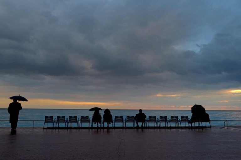 Erste Reihe fußfrei und Blick auf das Mittelmeer haben diese Spaziergänger in Nizza, Frankreich, an der „Promenade des Anglais“ ergattert.  AFP