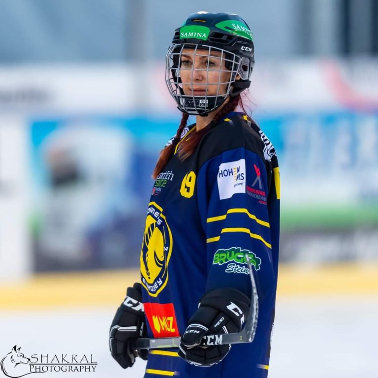 Andrea spielt Eishockey bei den Steinbock-Ladies in Hohenems. Der Sport begeistert sie, weil sie sich auspowern kann.