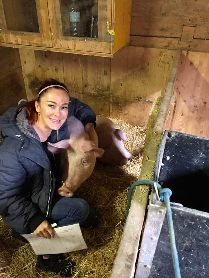 Als Tierärztin kommt Andrea oft in Ställe.