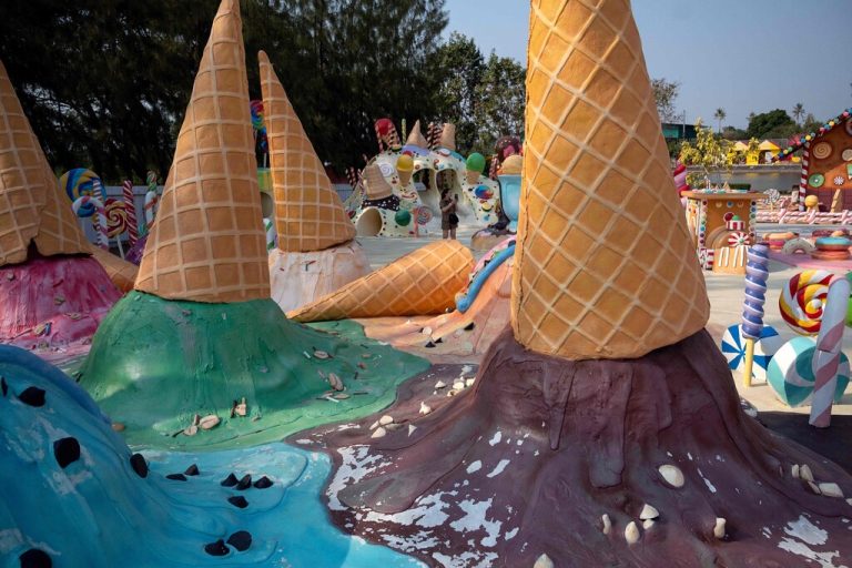 Farbenfrohe Skulpturen beim „Great and Grand Sweet Destination“ in Pattaya in Thailand gelten als beliebte Fotomotive. AFP