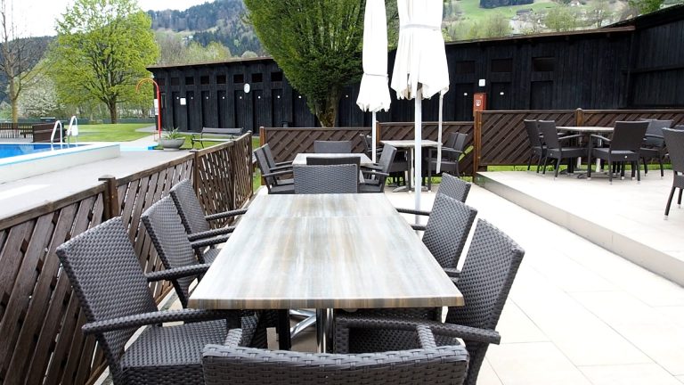Die sonnige Terrasse ist im Sommer bei den Schwimmbadgästen der Felsenau sehr beliebt.