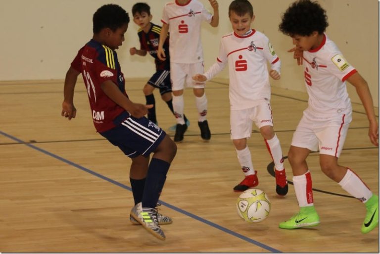 Zum 25. Mal geht das große Hallenfußballturnier in Schlins heuer über die Bühne. <span class="copyright">VN-TK (6)</span>