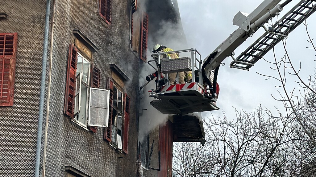 Unbewohntes Haus in Bregenz in Flammen