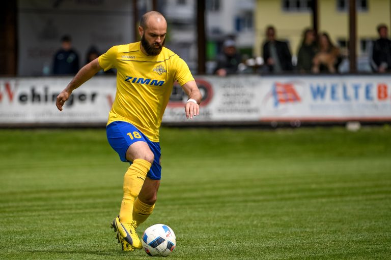 Ibrahim Erbek, der u.a. für den FC Wolfurt kickte, betreut Efekan Karayazi bei den sportlichen Agenden. <span class="copyright">Lerch</span>
