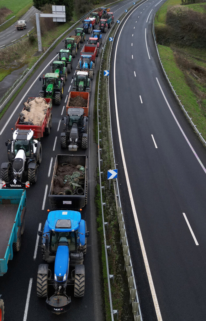Frankreichs Bauern blockieren seit Tagen Autobahnen. Bis Freitag soll es in etwa 85 der gut 100 französischen Départements Protestaktionen geben. RTS