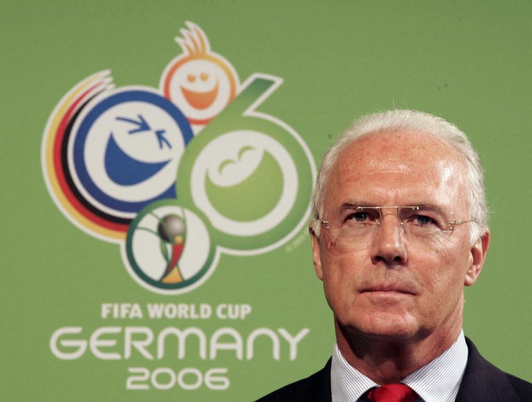 Franz Beckenbauer holte die Fußball-Weltmeisterschaft 2006 nach Deutschland. Doch das ehemalige Sommermärchen ist mit vielen Schatten behaftet.apa