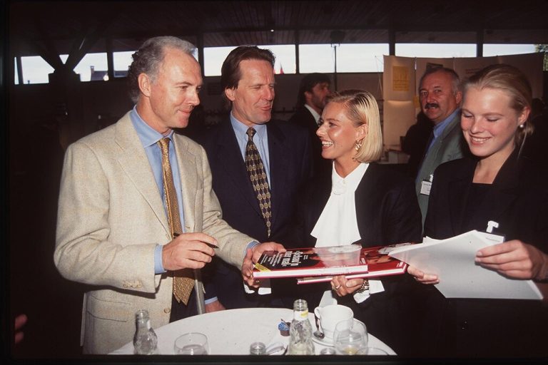 Franz Beckenbauer (links) war im November der Stargast beim Wirtschaftsforum, wo er nach seinem Auftritt bei den Autogrammjägern sehr begehrt war.vn