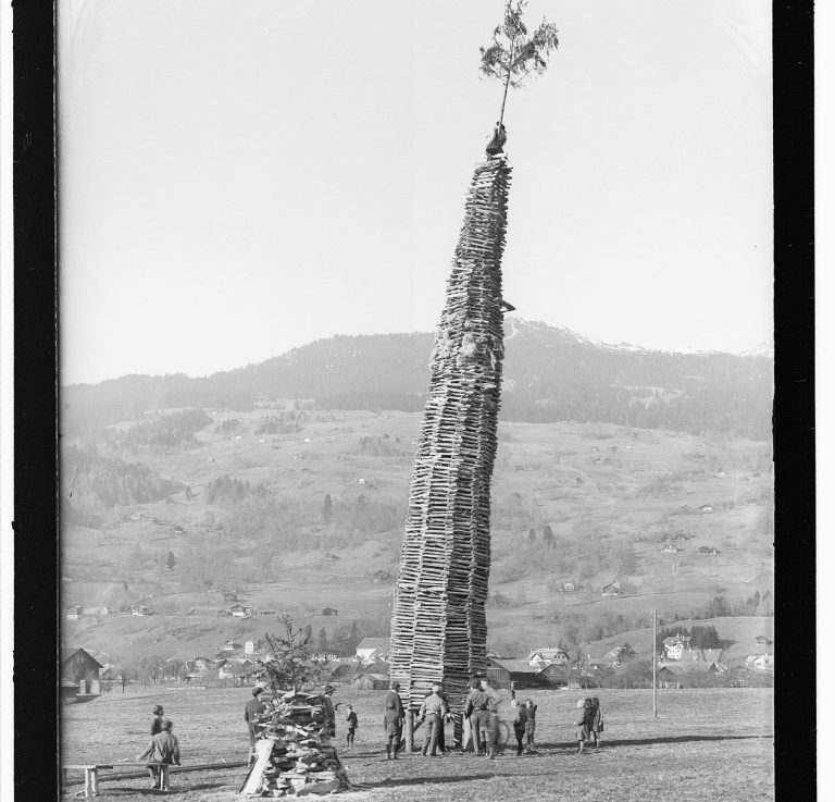 Für die Funkenzünfte repräsentieren Funkenhexen lediglich Figuren aus Grimms Märchen.<span class="copyright">Risch Lau/volare</span>