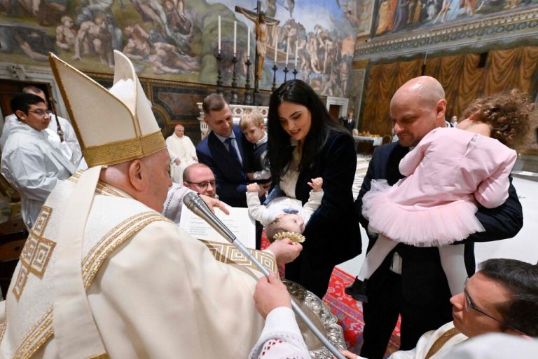 Getauft vom Papst: Das können jetzt 16 weitere Kinder von sich behaupten, die das Sakrament direkt vom Heiligen Vater in der Sixtinischen Kapelle erhielten. AFP