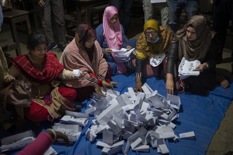 Gewalt überschattet die Parlamentswahl in Bangladesch. Die größte Oppositionspartei boykottierte die Wahl, da sie ihrer Ansicht nach nicht fair ablief. AP