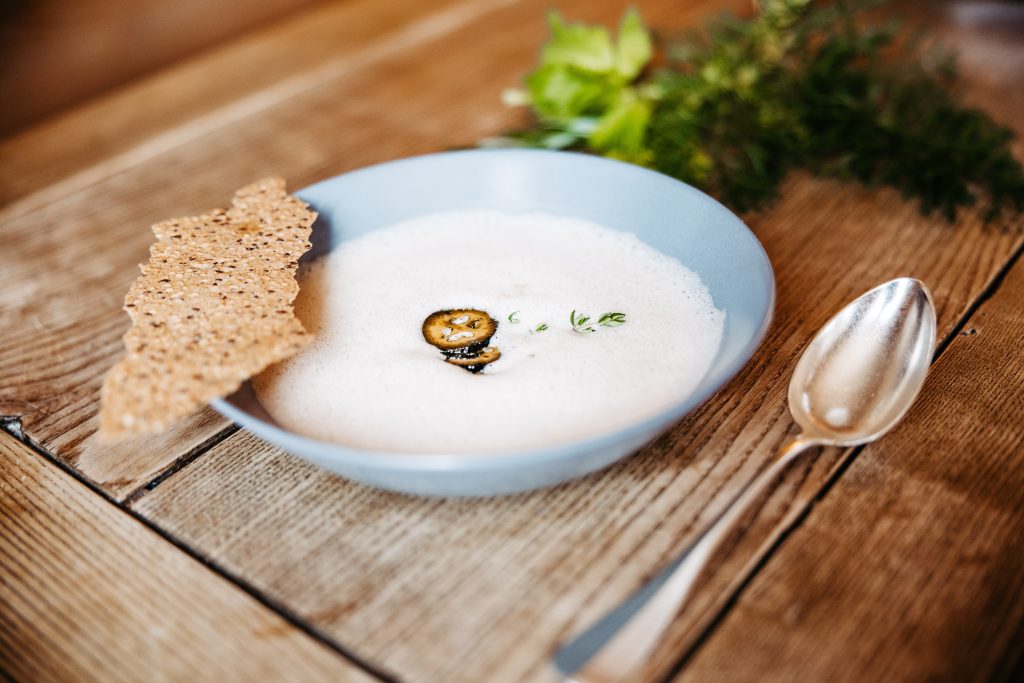 Wie gemacht für kalte Wintertage: Sellerie-Kastanien-Schaumsuppe
